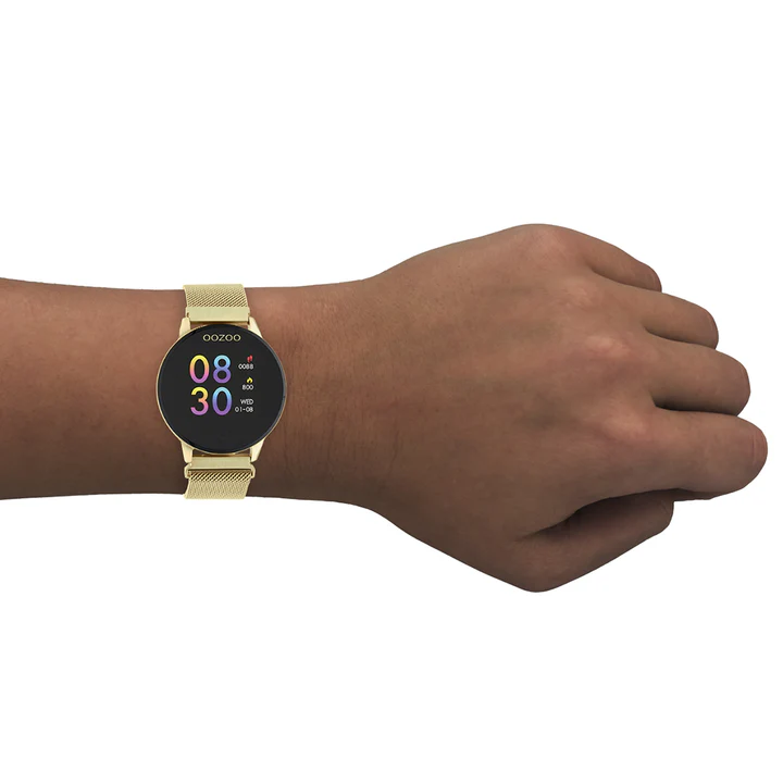 Fitness enthusiast tracking workout with Oozoo Watch’s built-in GPS